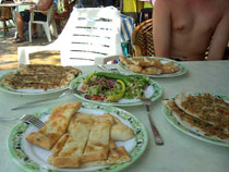 schmackhaftes Mittagessen auf der Tauchbasis / tasty lunch served at the dive base.